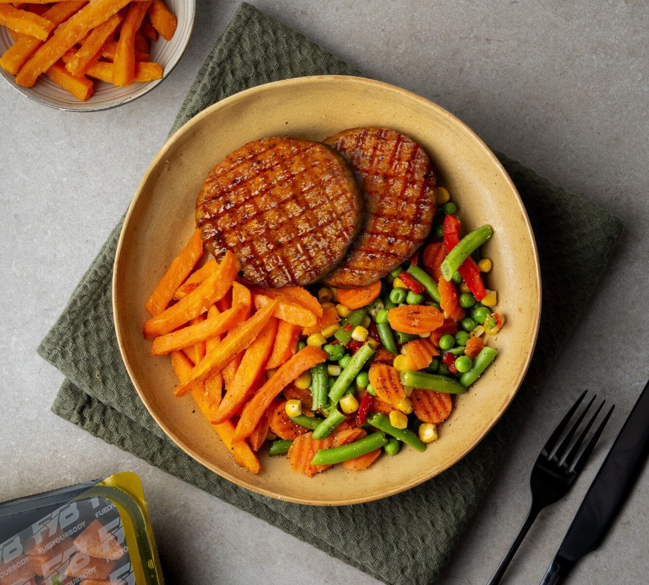 Zoete Aardappel Friet - Kipburger - Mexicaanse Groentemix (met kruiden)